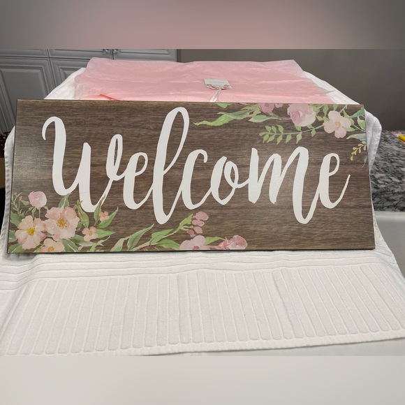 NWT “Welcome” Sign in White, Brown, Pink and Green - Picture 2 of 5